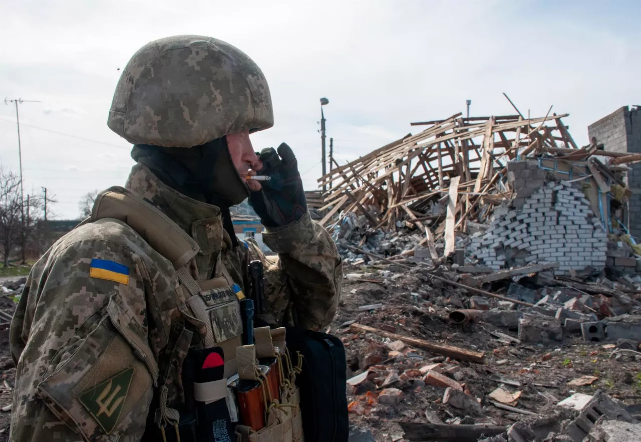 Militar ucraniano ante unas ruinas en Kiev. Foto: EFE