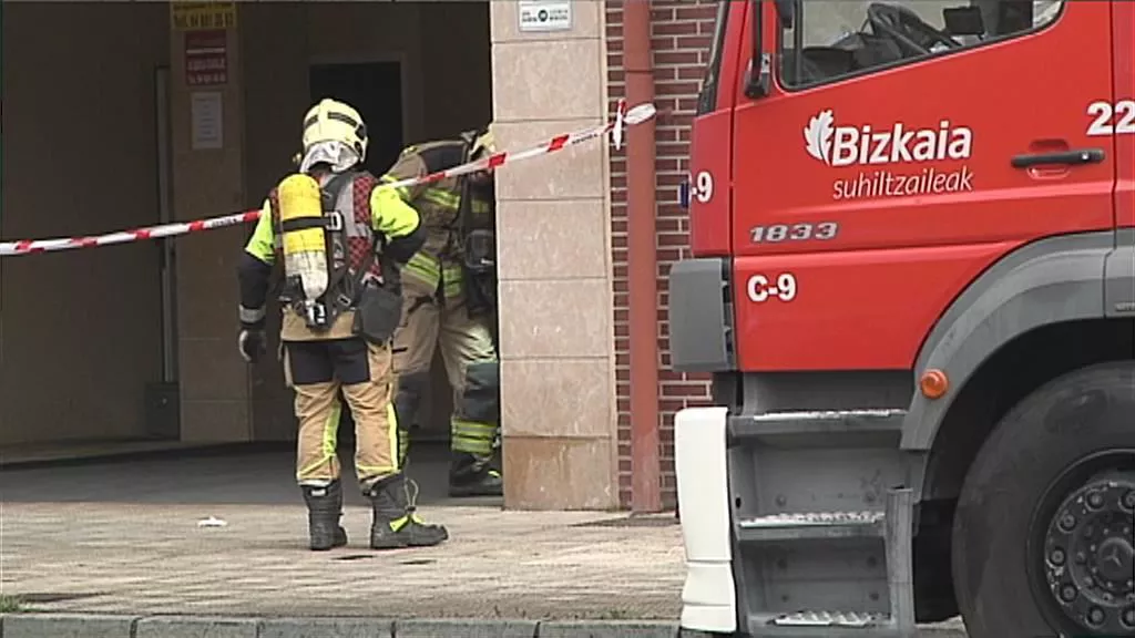Los bomberos en el garaje incendiado. Foto: EITB Media.