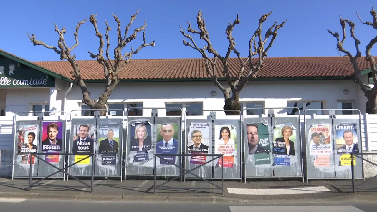 20220409160330_elecciones-francia-iparralde-carteles_