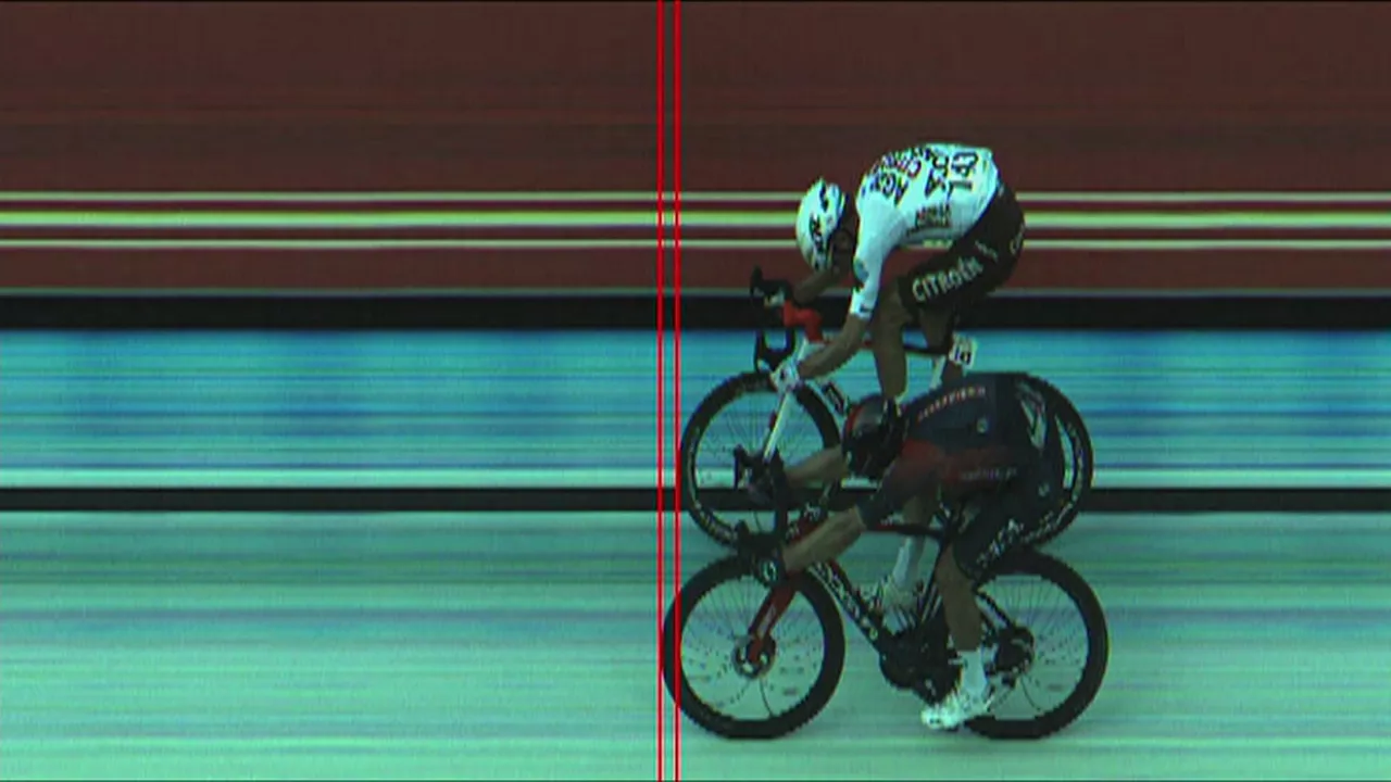 Esprint entre Cosnefroy y Kwiatkowski.