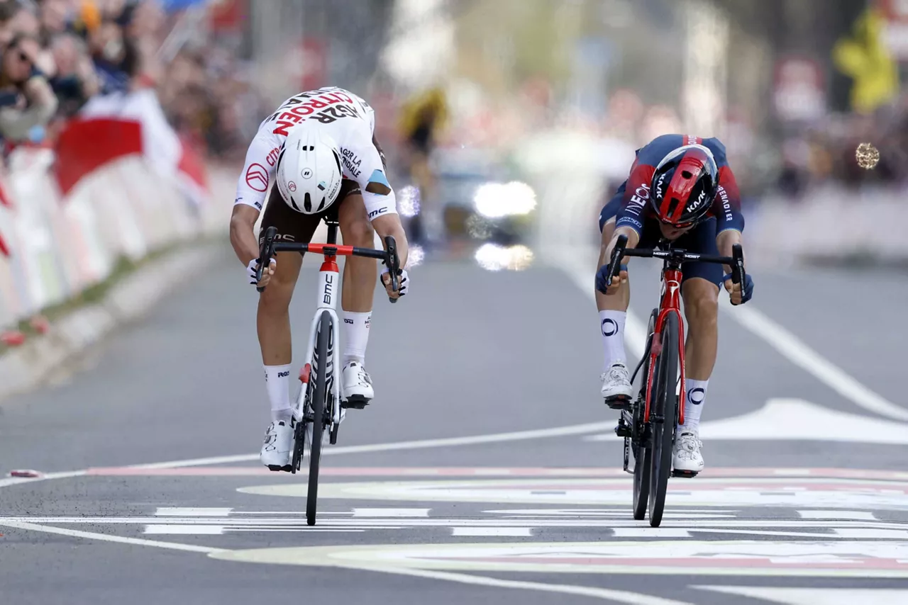 Benoit Cosnefroy y Michal Kwiatkowski en el esprint de la Amstel Gold Race.