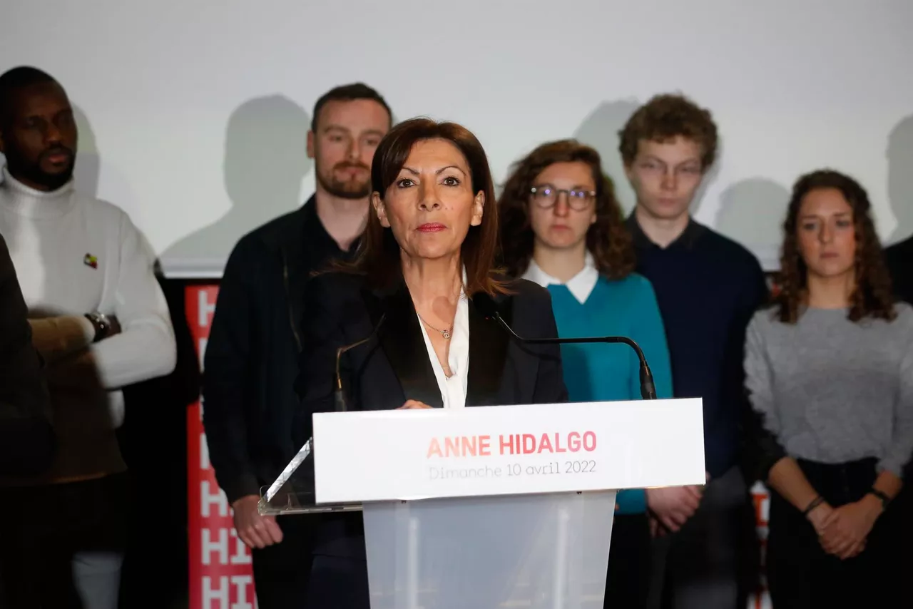 Anne Hidalgo (PS), bart, kazetarien aurrean. EFE