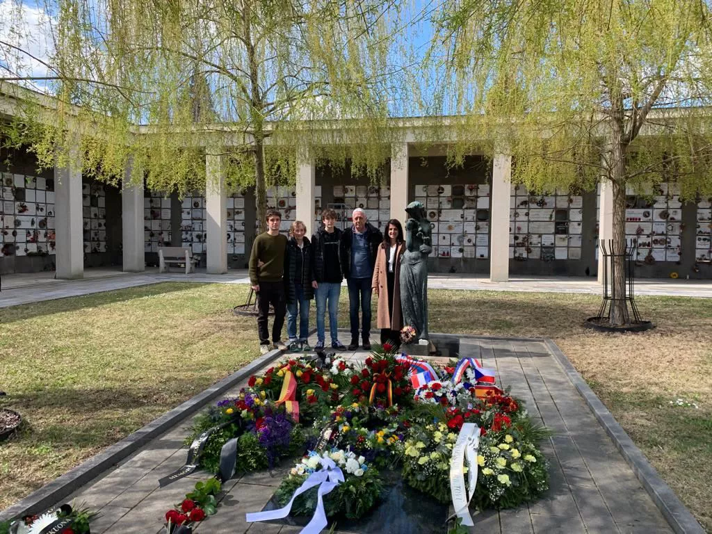 Familiares de Ángel Lekuona y Aintzane Ezenarro en el cementerio de Praga. Foto: Irekia