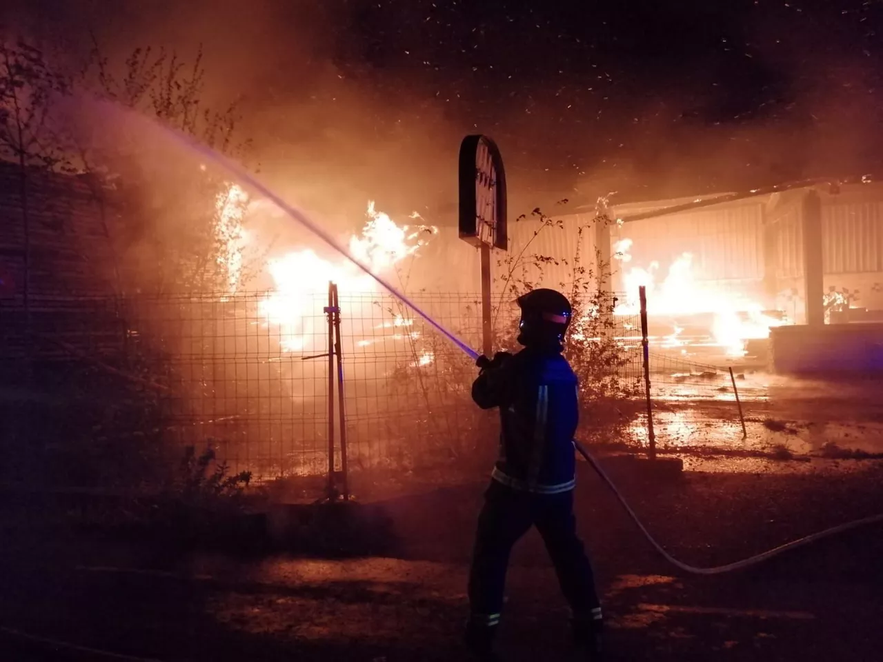 Bombero trata de sofocar el incendio. Foto: @bomberos_na