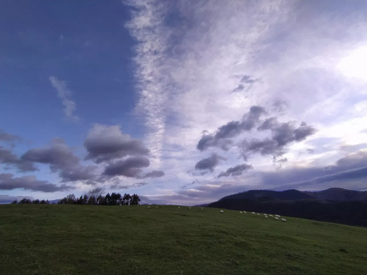 Nubes y claros en Llodio.