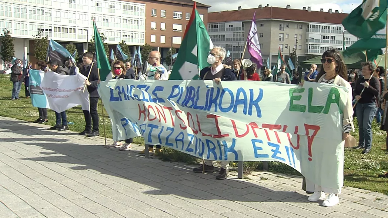 Bilkura Eusko Jaurlaritzaren egoitzaren aurrean. EiTB Mediaren bideo batetik ateratako irudia.