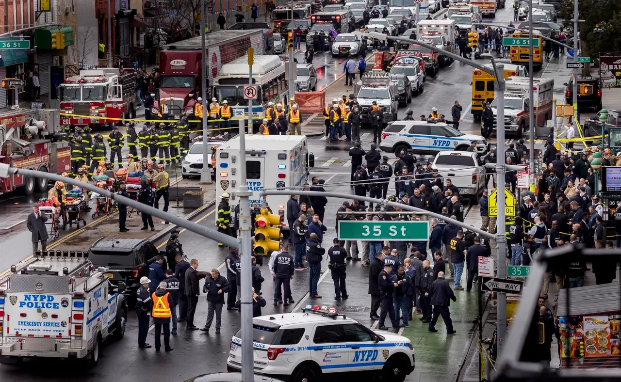 La Policía de Nueva York mantiene acordonada la zona donde se ha registrado el tiroteo. Foto: EFE