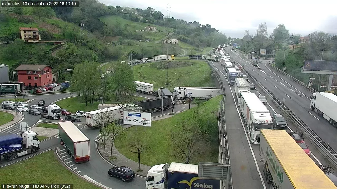 Las retenciones han sido kilométricas en la AP-8 en Irun. Foto: @trafikoaEJGV