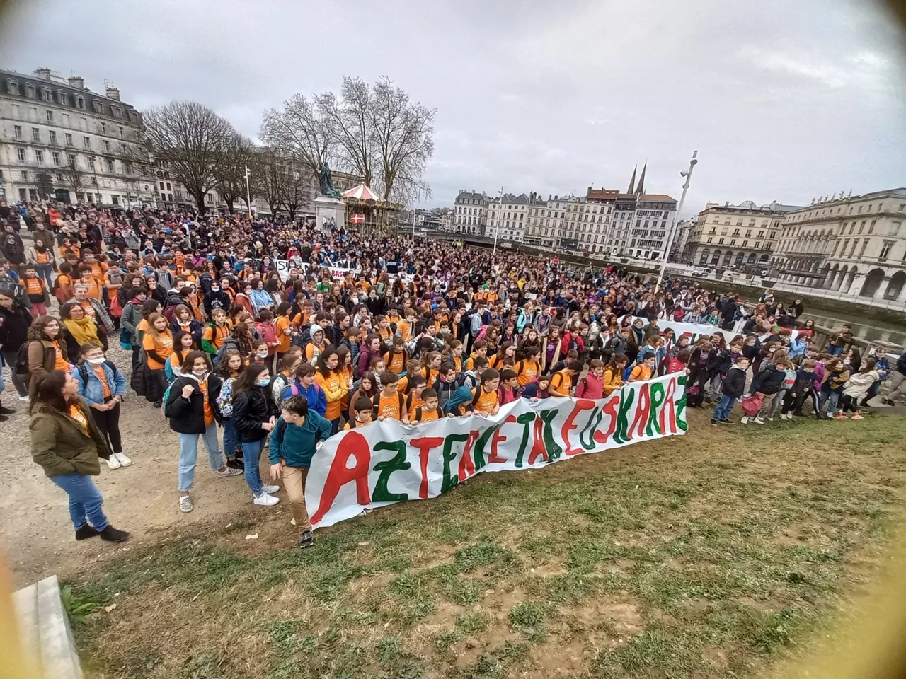 Azterketak euskaraz egiteko eskubidea aldarrikatzeko Baionan egindako mobilizazio bat.