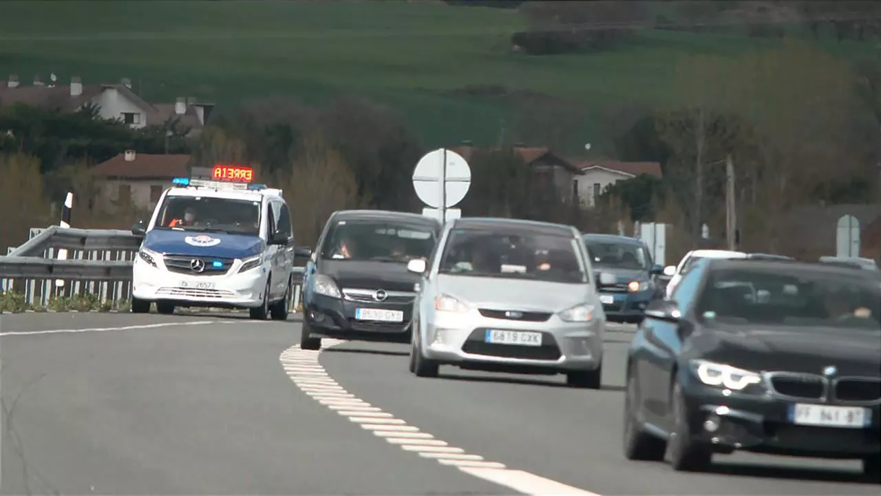 Imagen de retenciones en la A-1 en Armiñón. Foto: EITB MEDIA