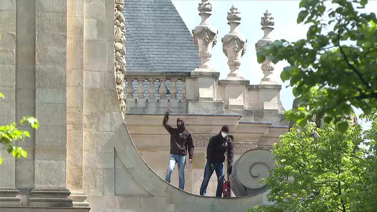 Protesta Parisen. EITB Mediaren bideo batetik ateratako irudia.