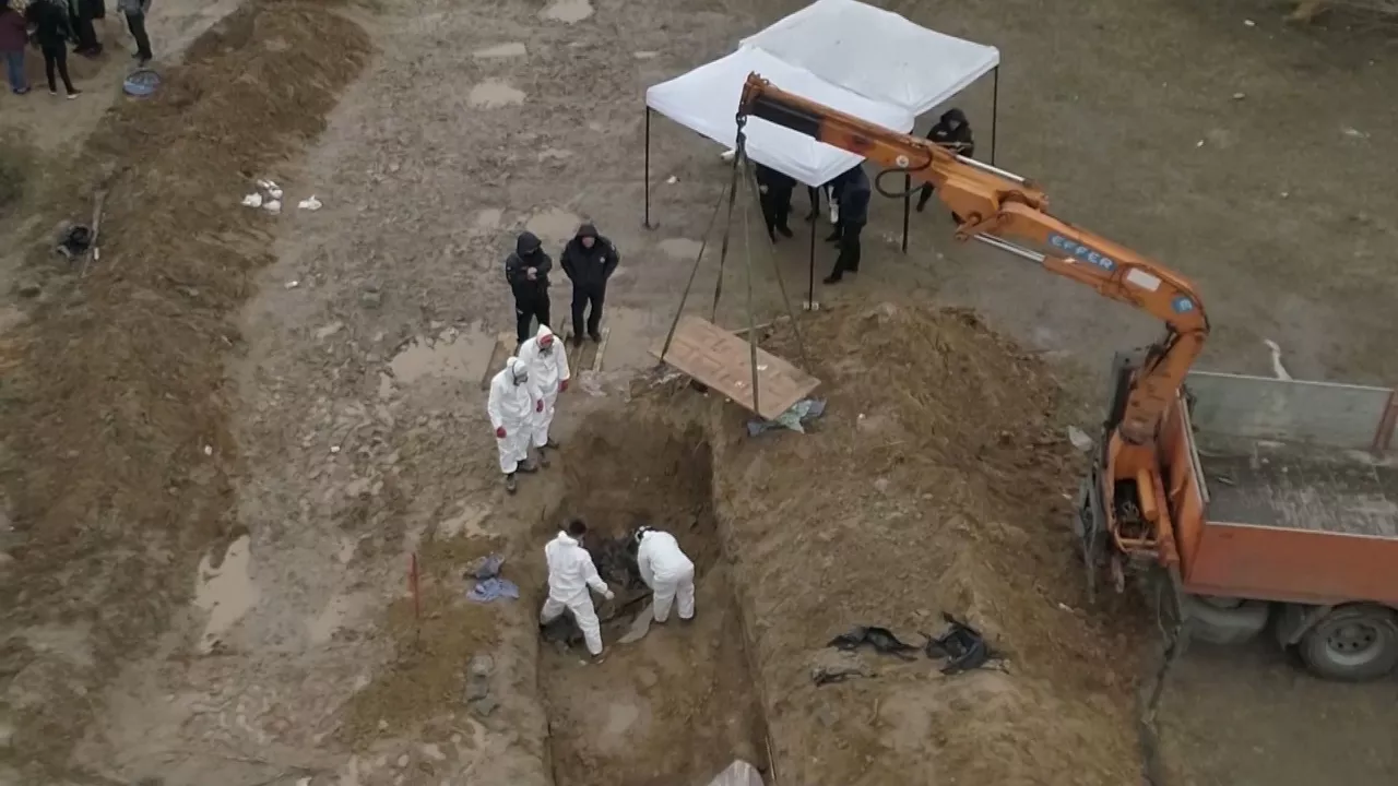 Forenses en Bucha. Imagen obtenida de un vídeo de Agencias.