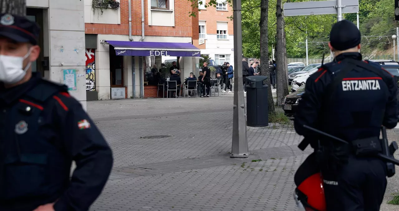 Agentes de la Ertzaintza custodian la zona donde se han producido los incidentes. Foto: EFE