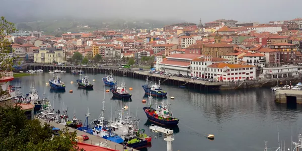 Bermeoko portua, lainopean. Argazkia: Gonzalo Elorza Urreta