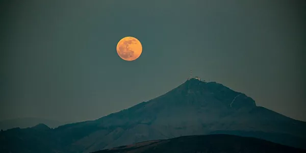 Ilargi arrosa Larrun gainean, Azkainetik. Argazkia: Dominique Reis