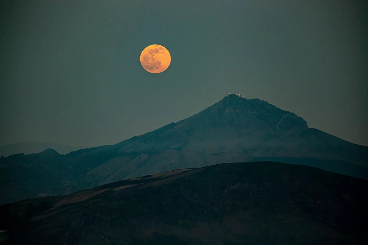 Ilargi arrosa Larrun gainean, Azkainetik. Argazkia: Dominique Reis