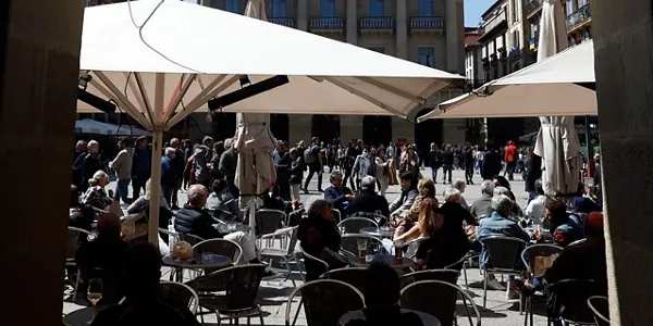 Turistak Donostian. Argazkia: EFE