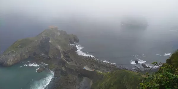 Gaztelugatxe, laino artean. Argazkia: Jabi Sarriugarte