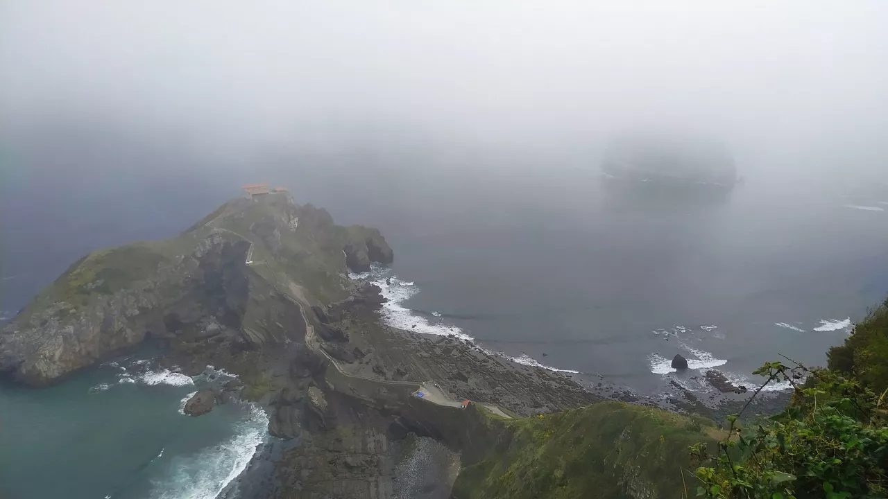 Gaztelugatxe, entre la niebla. Foto: Jabi Sarriugarte