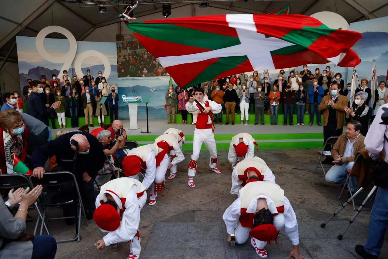 aberri-eguna-eaj-pnv-bilbao-dantzariak-ikurrina-efe