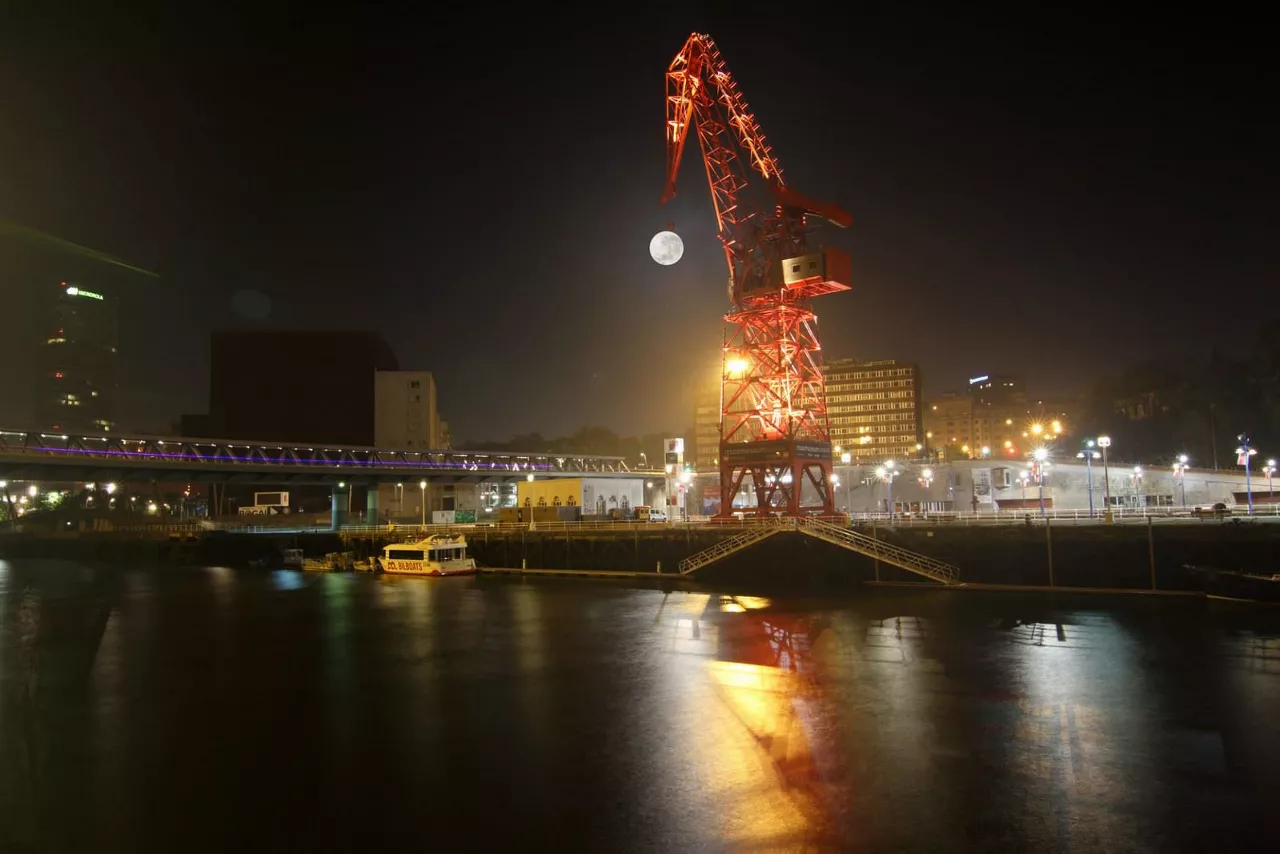 Ilargi arrosa Karolan, Bilbon. Argazkia: Jose Ramon Rua