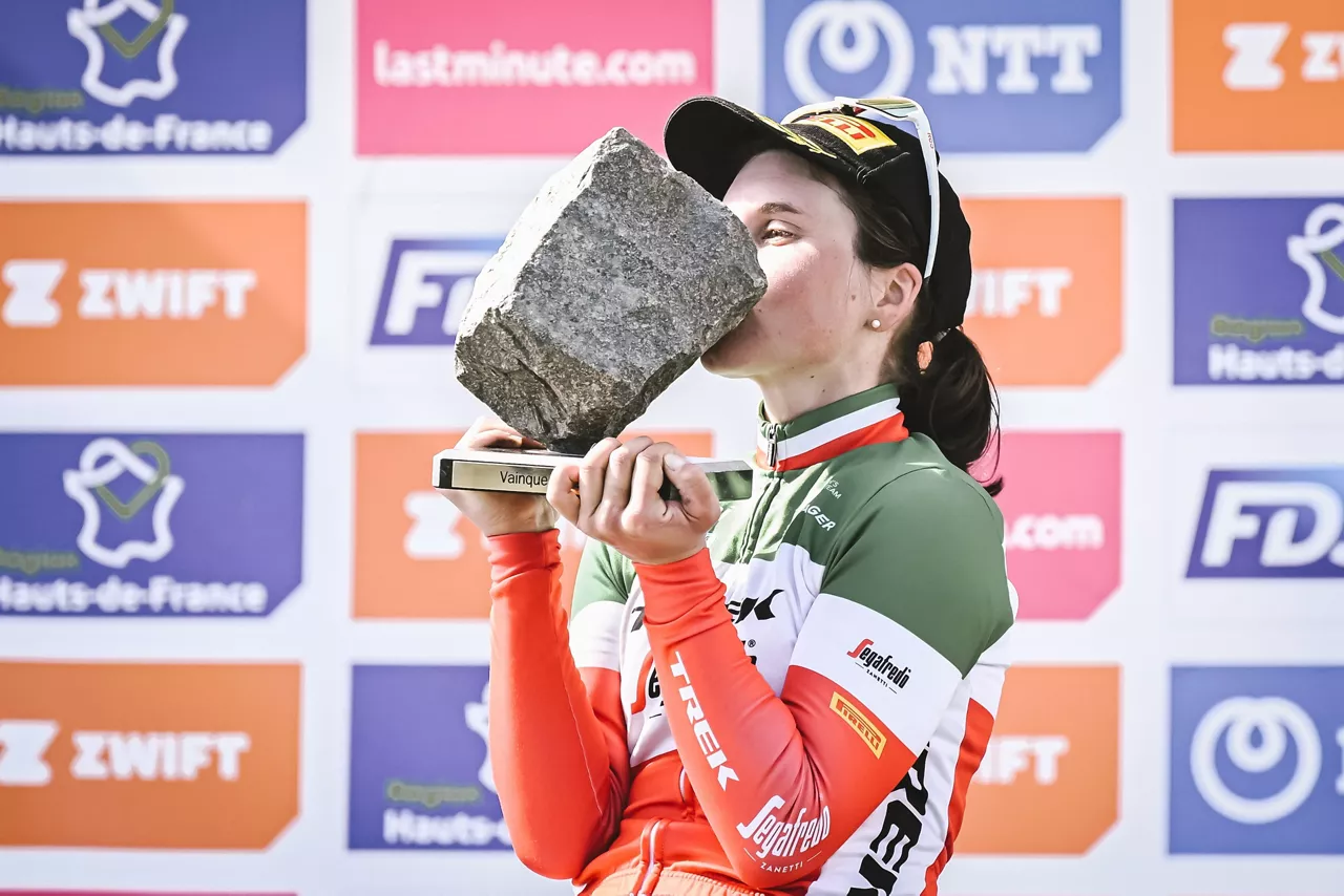 Elisa Longo Paris-Roubaix lasterketako garaikurrarekin.