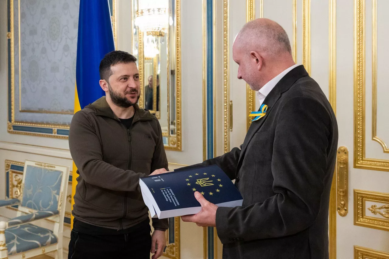 Zelensky entregando el documento a Maasikas. @MattiMaasikas