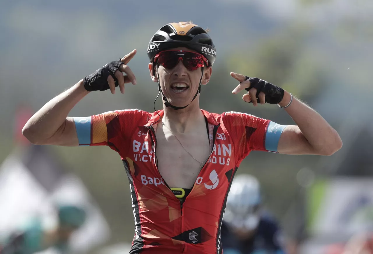 Dylan Teuns Flèche Wallonnen lortutako garaipena ospatzen