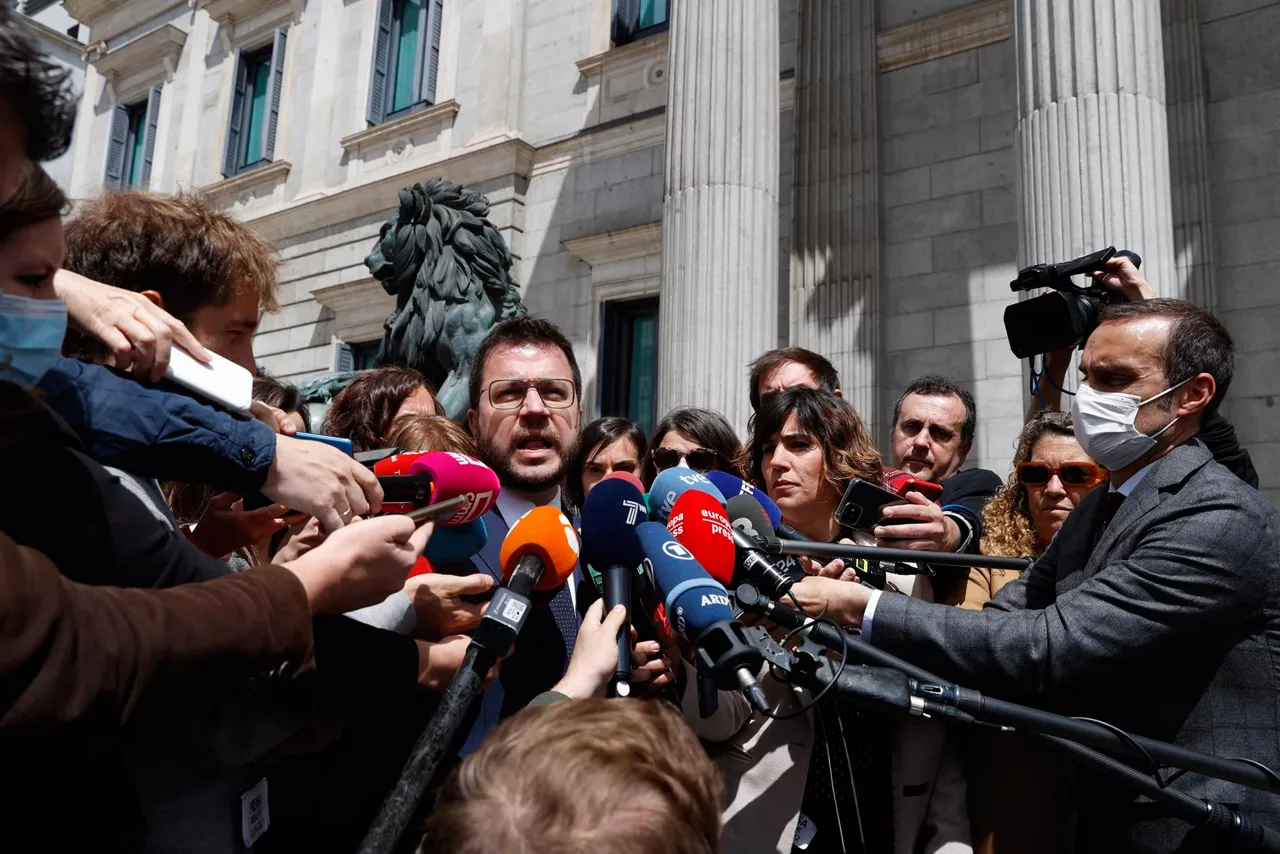 Aragonés, rodeado de periodistas, a las puertas del Congreso.
