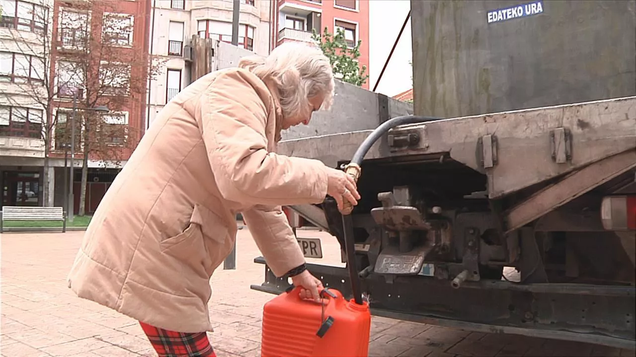 Una mujer recoge agua de un camión cisterna en Bermeo. Foto: EITB MEDIA
