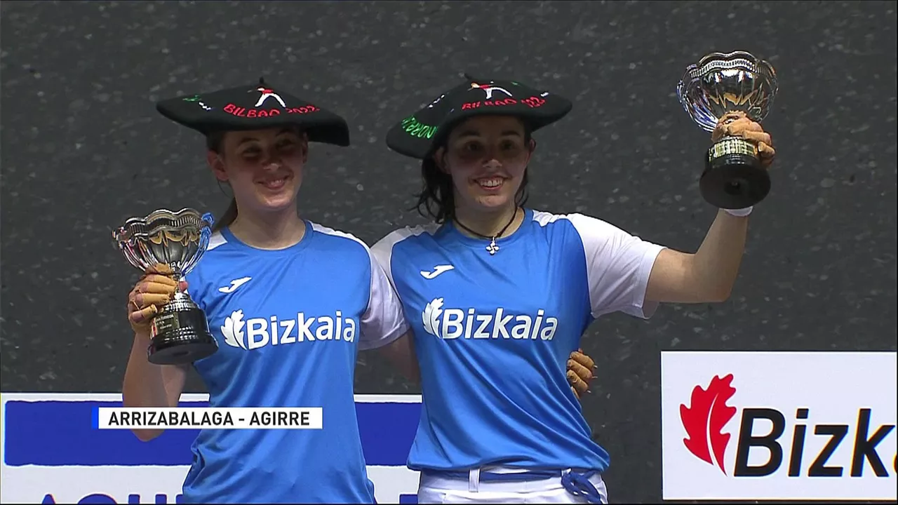 Naroa Agirre eta Olatz Arrizabala, pozik garaikurrekin.