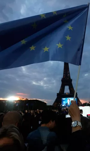Europar Batasuneko bandera bat Macronen hautaketaren ospakizunean. Argazkia: EFE.
