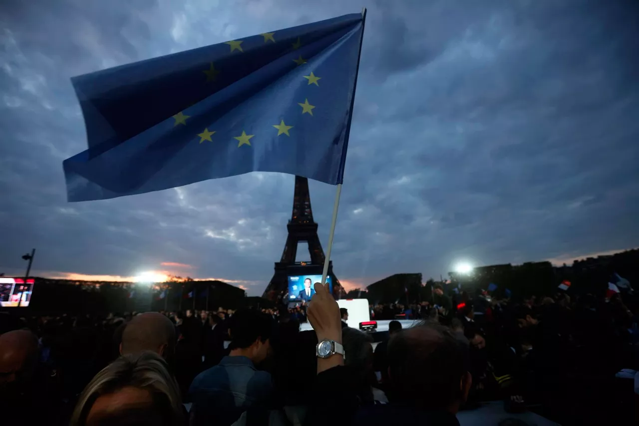 Europar Batasuneko bandera bat Macronen hautaketaren ospakizunean. Argazkia: EFE.