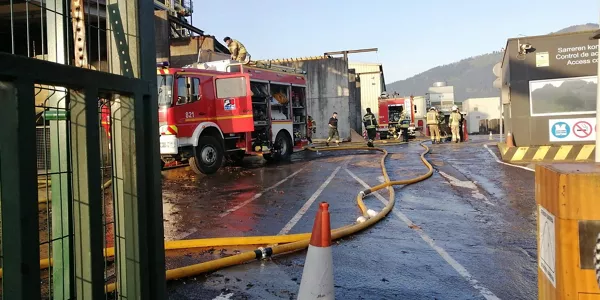 Incendio en la empresa Maderas de Llodio. Foto: Radio Euskadi