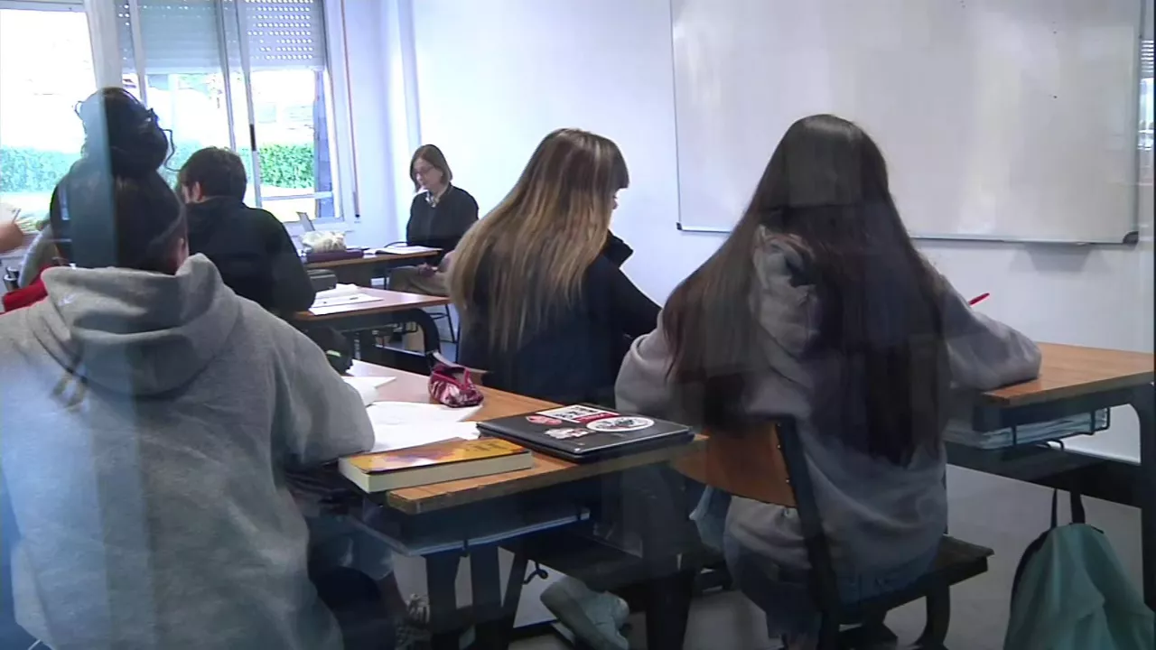 Irakasle bat eskolak ematen.