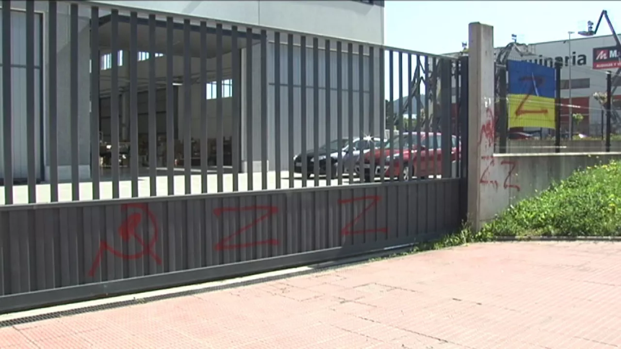 Pintadas prorrusas en un almacén en Lezama (Bizkaia) de la Asociación Ukrania-Euskadi.