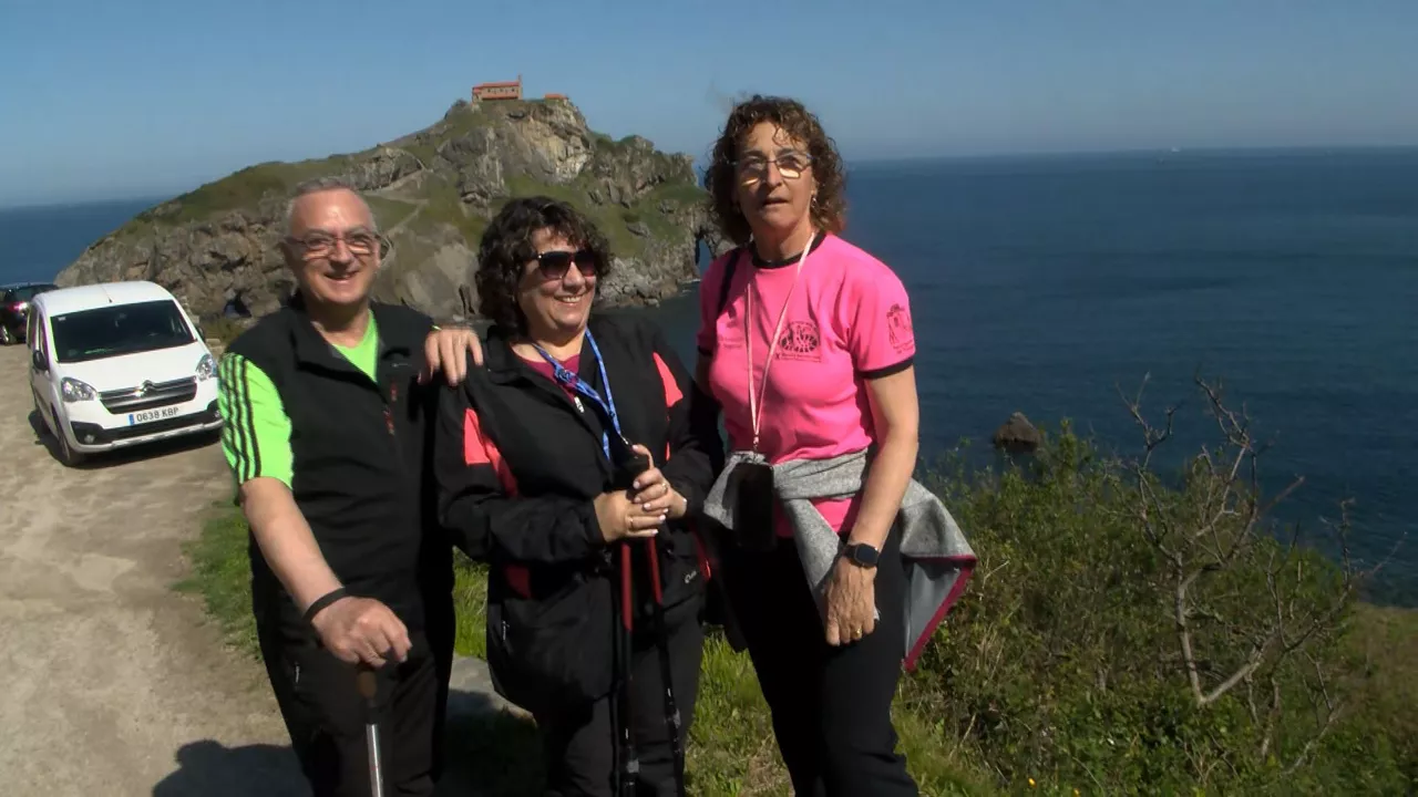 Turistak Gaztelugatxen. EiTB Mediaren bideo batetik ateratako irudia.