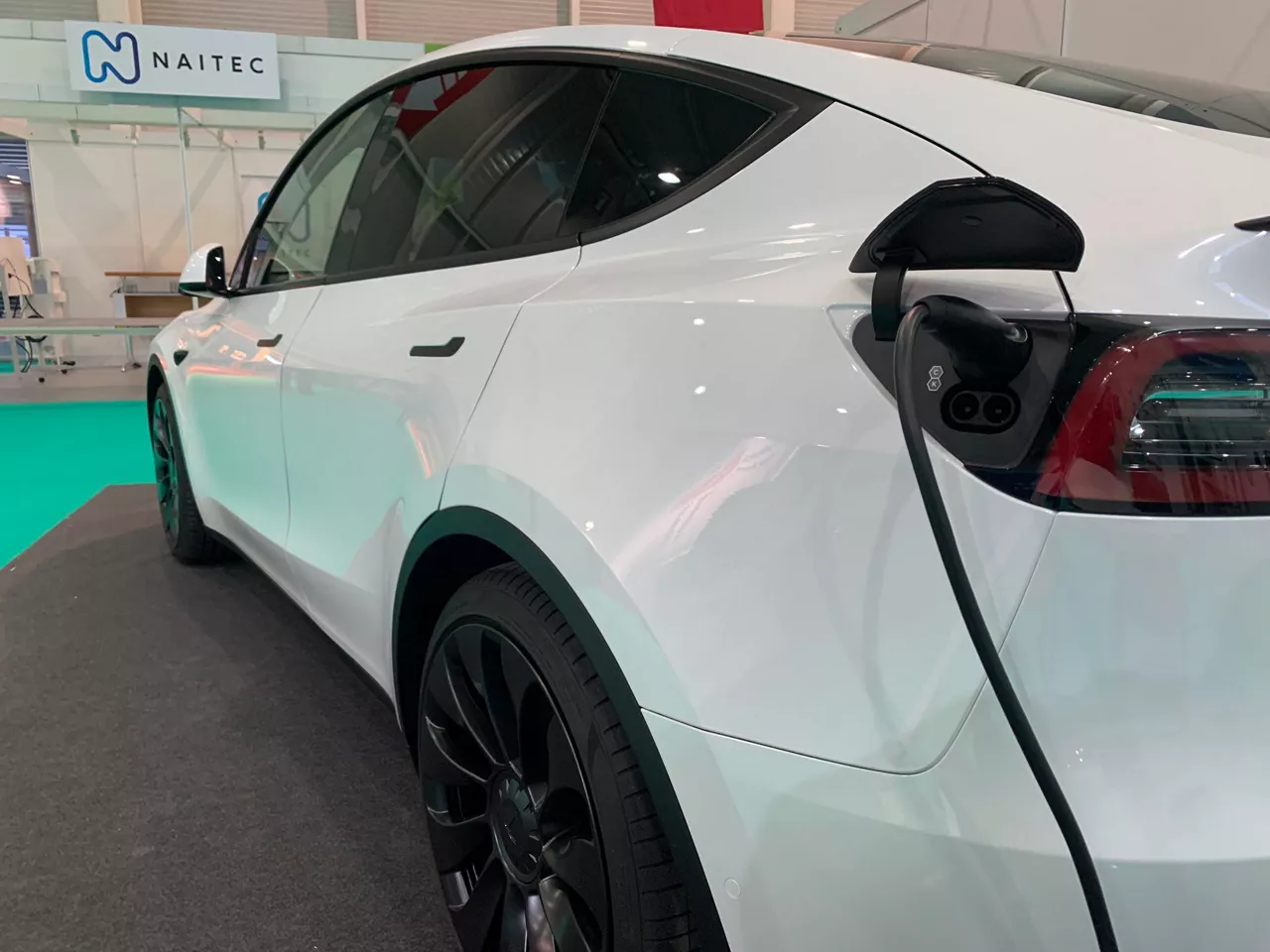 Un coche eléctrico, cargándose.
