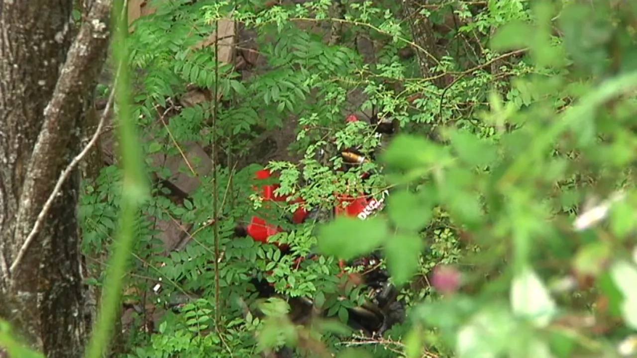 Restos de la moto en el fondo del barranco. Imagen obtenida de un vídeo de EITB Media.