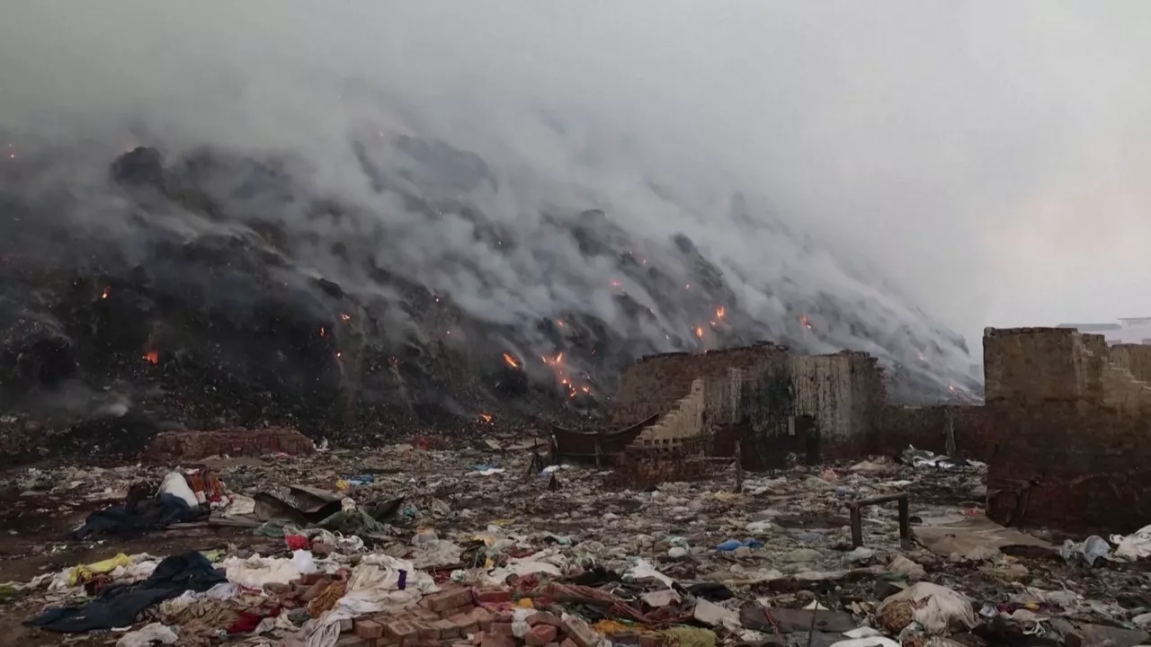 Incendio en un vertedero de Nueva Delhi. Imagen obtenida de un vídeo de Agencias.