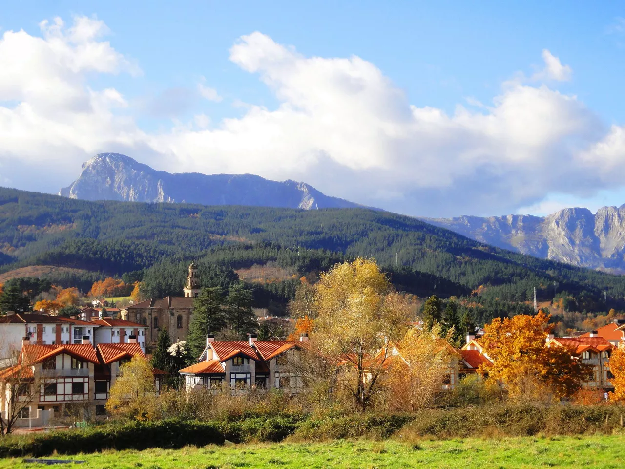Nubes y claros en Elorrio (Bizkaia)