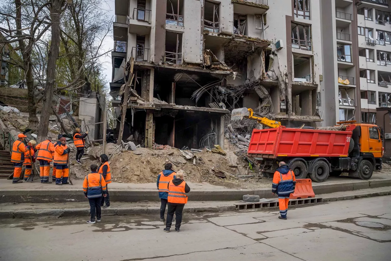 Zona donde hace horas impactaron misiles rusos en Kiev (Ucrania). Foto: EFE