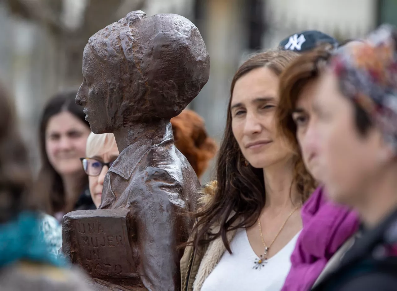 Homenaje en la Plaza Clara Campoamor, en la capital guipuzcoana. Foto: EFE