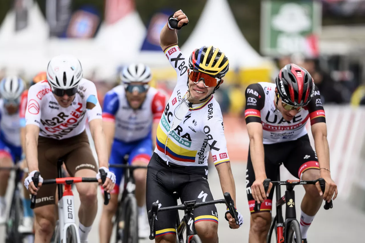 Sergio Higuita 4. etapako garaipena ospatzen