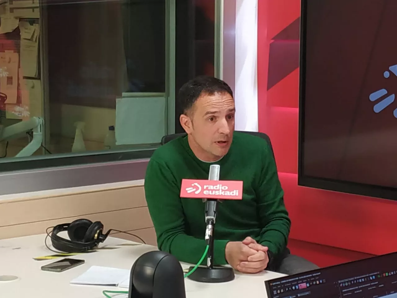 Mitxel Lakuntza, ELAko idazkari nagusia, gaur, Radio Euskadin.