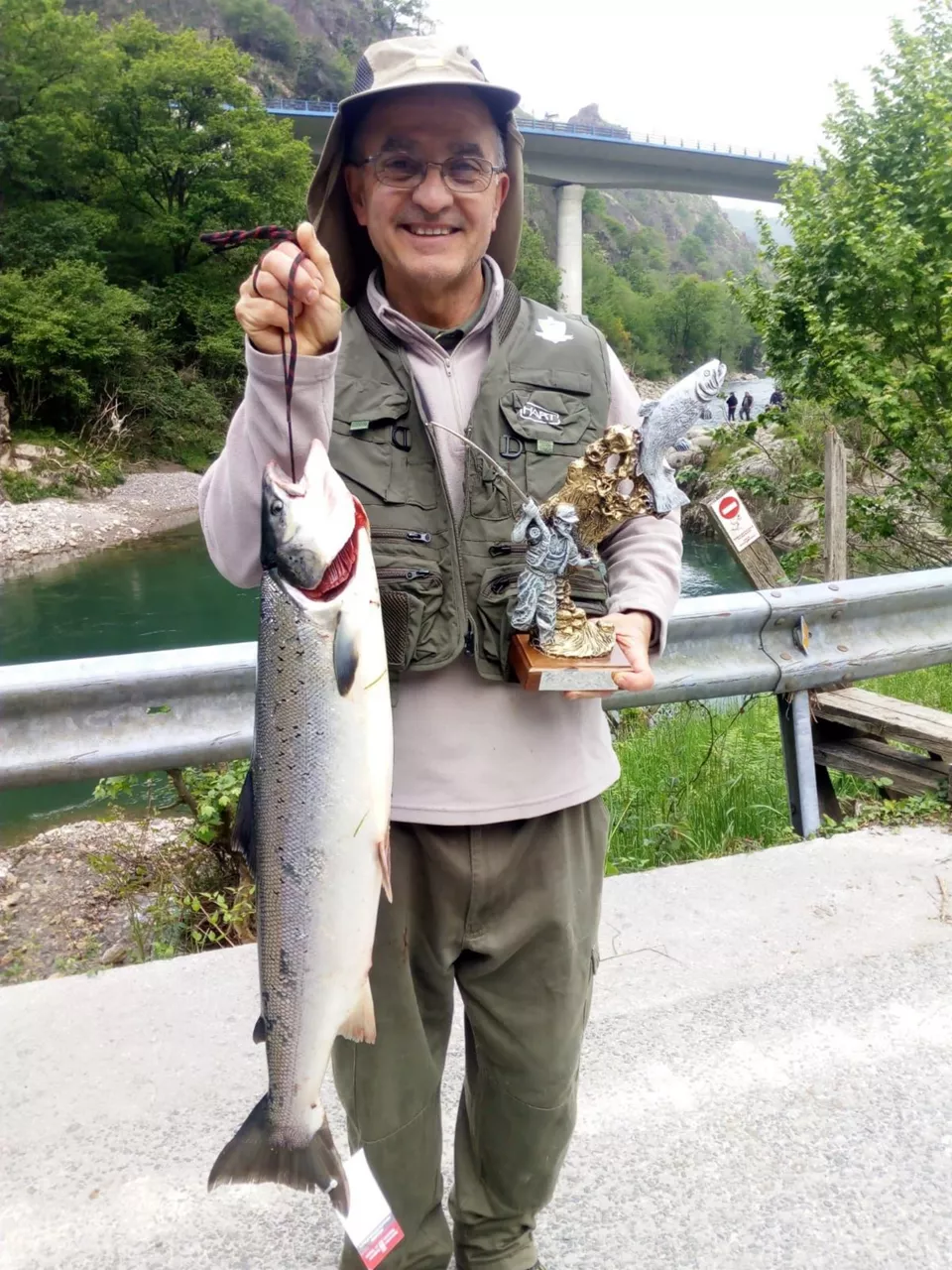 El vecino de Irun Pedro Iglesias con el primer salmón. Foto: Gobierno de Navarra