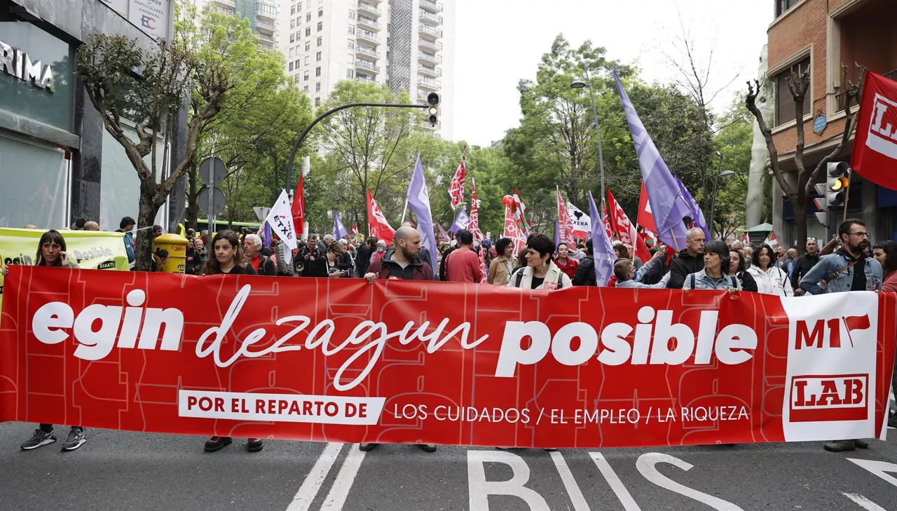 Cabecera de la manifestación de LAB en Bilbao. Foto: EFE