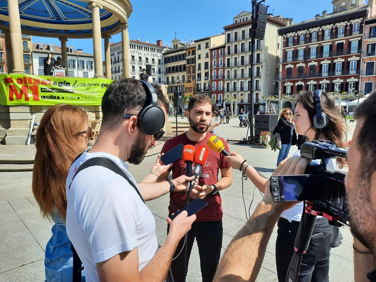 Imanol Karrera, de LAB, ante los medios. Foto: @LABsindikatua