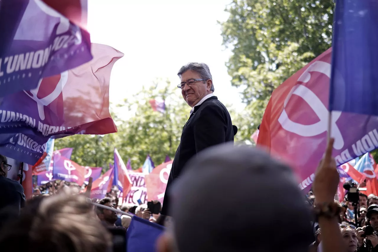 Jean-Luc Mélenchon, el líder de Francia Insumisa, junto a sus seguidores este 1 de mayo