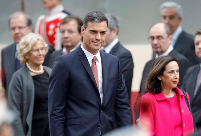 Pedro Sánchez y Margarita Robles. Foto: EFE.